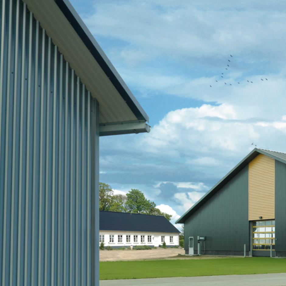 Sectional overhead doors for agriculture
